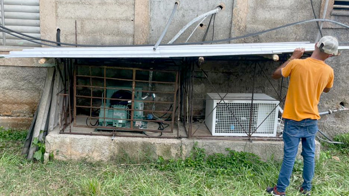 Mantenimiento a las cámaras de refrigeración y congelación, en la finca El Retiro