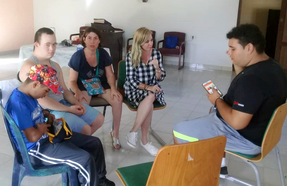 Grupo de niños capacidades diferentes comparte con la psicóloga Rocío Fernández