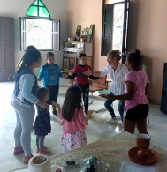 La psicóloga Rocío Fernández práctica una dinámica participativa con los niños