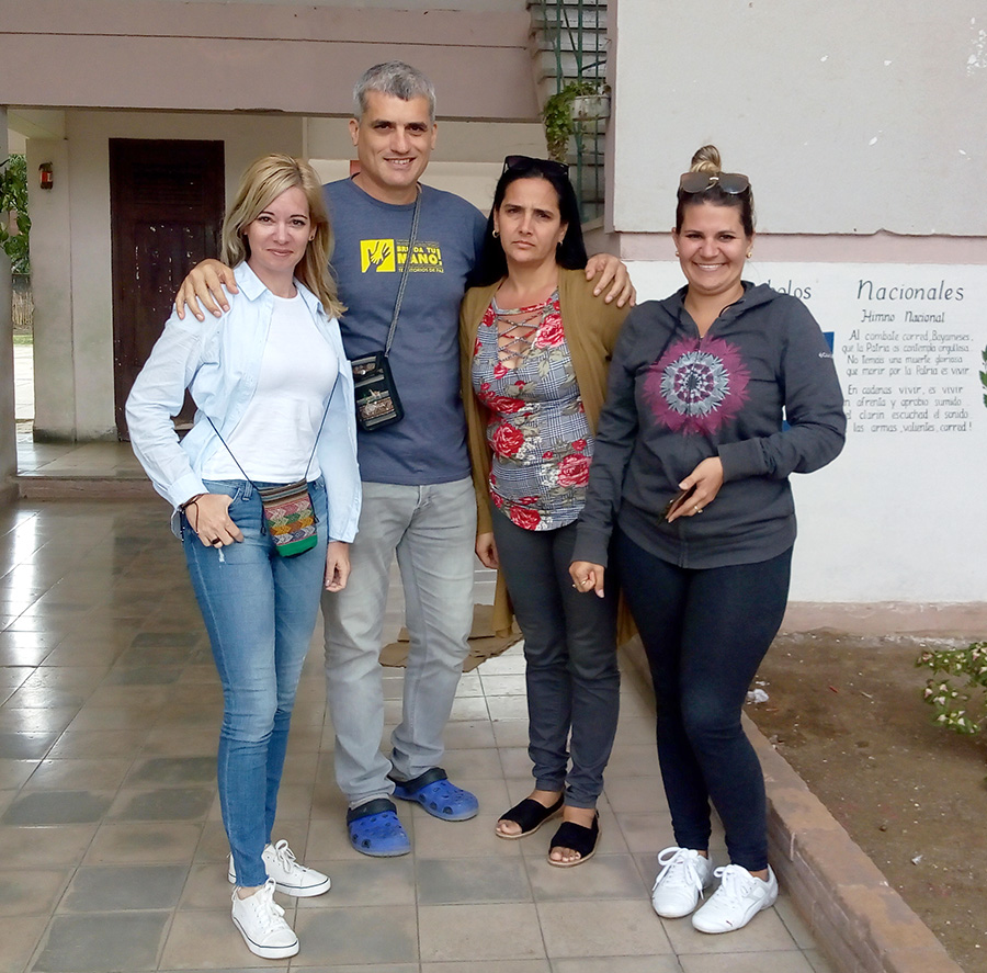 Especialistas del CCRD-C (izquierda) con dos de las psicólogas que llevan adelante este proyecto