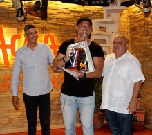 El-intendente-en-funciones-Frank-Padron-Dominguez-de-Cardenas-y-Mauricio-Gonzalez-Artiles-entregan-el-Primer-Premio-del-XVIII-salon-al-artista-Dennys-Hector