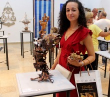 La-artista-Lisset-Suarez-obtuvo-el-segundo-premio-con-la-obra-Lucha-que-muestra-al-pez-en-el-instante-de-ser-atrapado