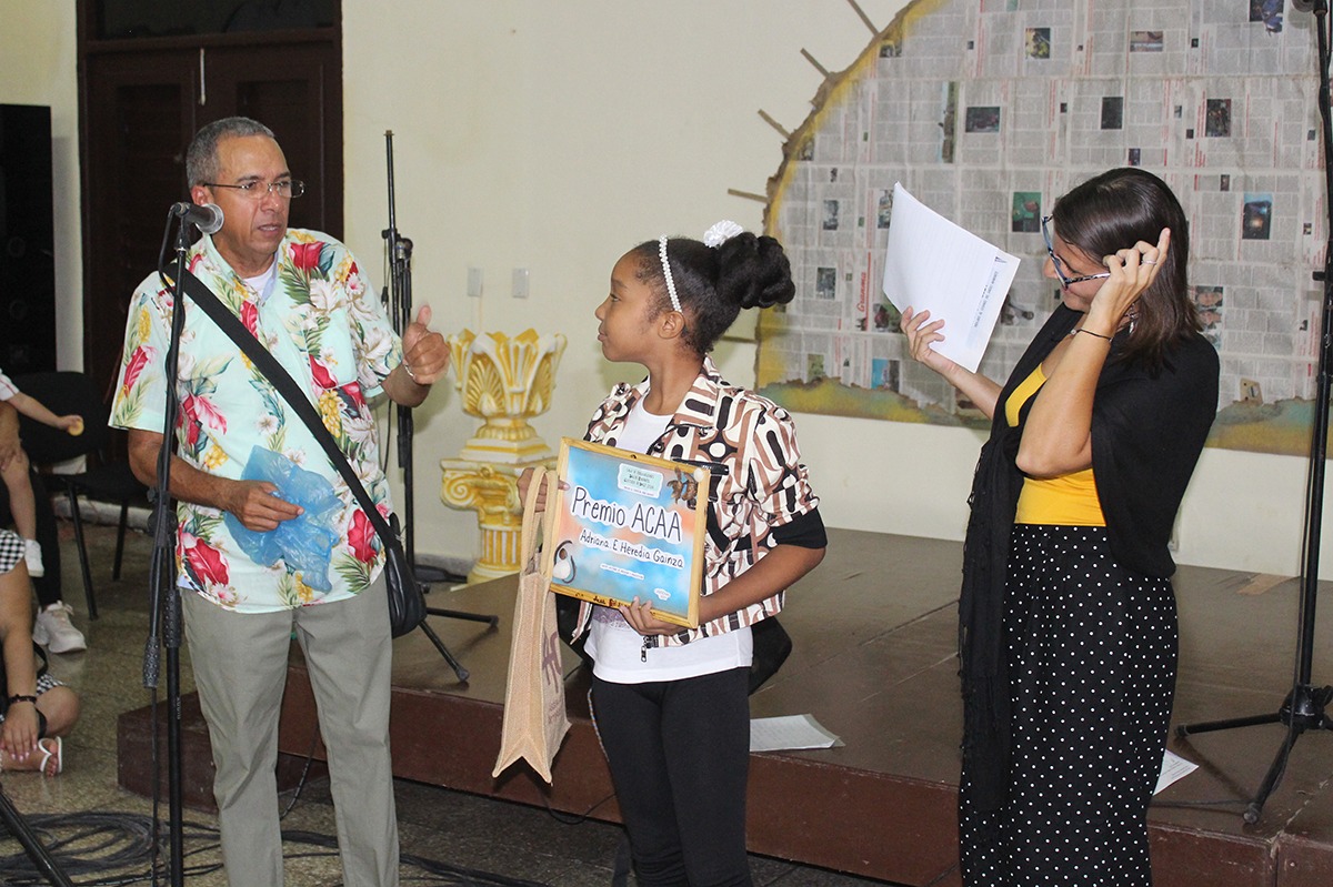 La Asociación Cubana de Artesanos y Artistas (ACAA), por medio del especialista Alfredo Rojas Donatién reconoció a Adria Elena Heredia Gainza