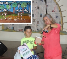 A Dylan Yalián García González, mención en pintura, y demás galardonados, se les entregó entre los premios juguetes personalizados para que disfruten de lo lindo