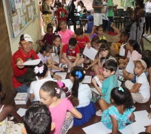 Hacia el final del espectáculo inaugural del Salón infantil se invitó a los infantes a seguir pintando, lo que hicieron con agrado