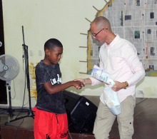 La obra de Daniel Anglido Chávez fue premiada por el Centro Cristiano de Reflexión y Diálogo-Cuba, de manos de su vicedirector, Diesnel Santos Álvarez