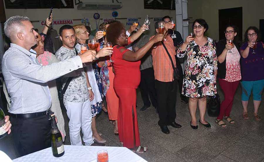 Brindis a la salud y prosperidad de los emprendedores y sus negocios