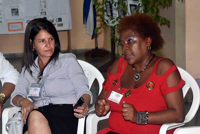 Dueña de negocios (a la derecha) expone sus vivencias sobre los temas recibidos en espacios de capacitación