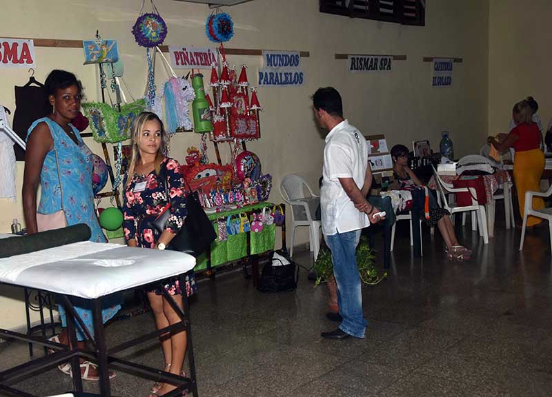 Emprendedores en el momento del montaje de la Expo-Feria 2019