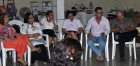 Joven emprendedor (al centro) acompañado por su colectivo de trabajo
