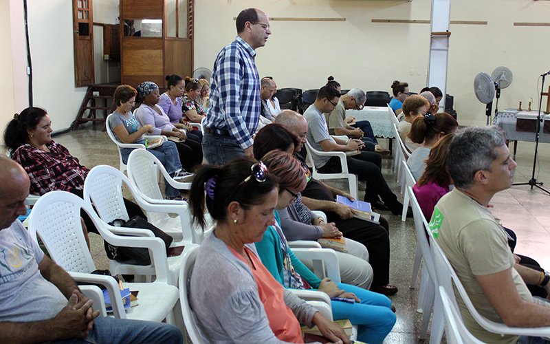 El pastor Samuel Hernández González (de pie) guía los motivos de oración