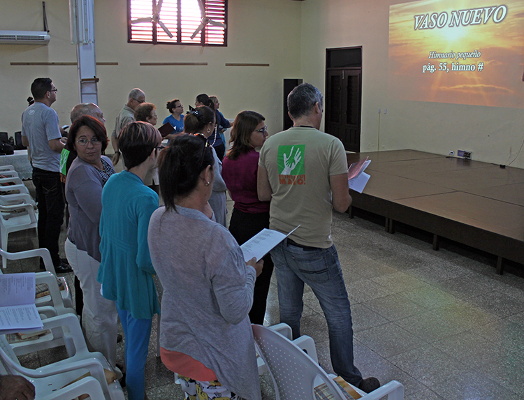 En el devocional, entonando el himno Vaso nuevo