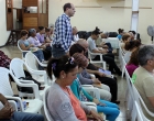 El pastor Samuel Hernández González (de pie) guía los motivos de oración