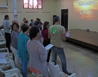 En el devocional, entonando el himno Vaso nuevo