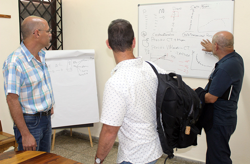 Al finalizar el taller, aún seguía el debate