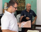 Alexander Vargas Garro (izquierda) se interesó por las diversas publicaciones que son elaboradas en el CCRD-C