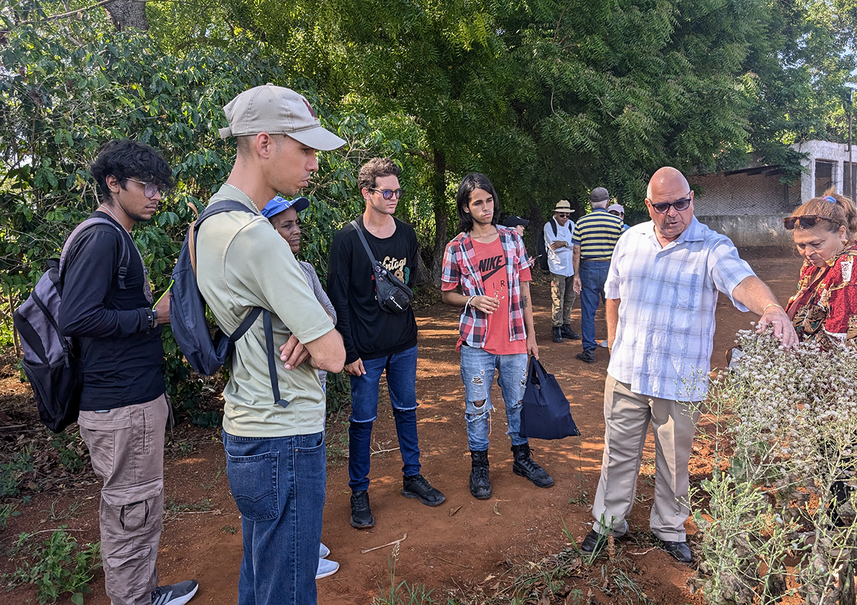 El Doctor en Ciencias Jesús Manuel Iglesias, especialista del Programa Académico del CCRD-Cuba, en intercambio con los jóvenes