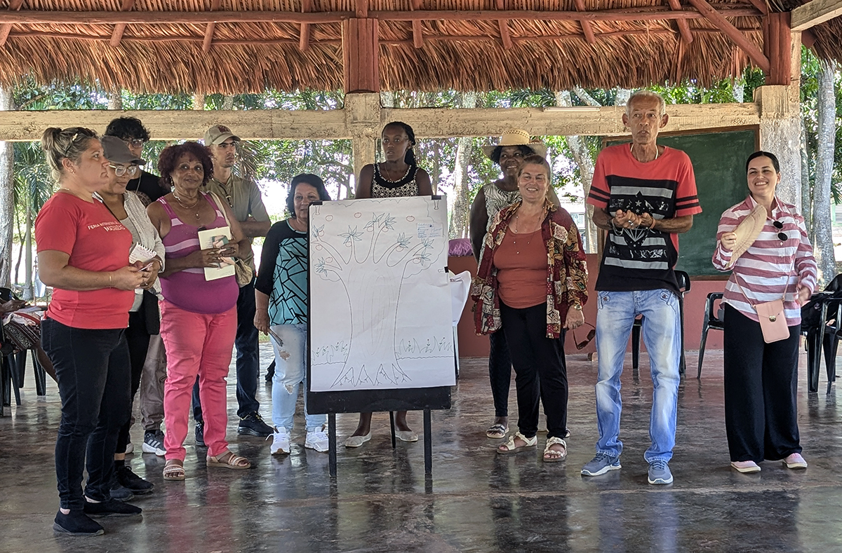 Exposición luego del trabajo en grupos sobre los beneficios de los árboles en el enfrentamiento al cambio climático