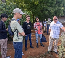 El Doctor en Ciencias Jesús Manuel Iglesias, especialista del Programa Académico del CCRD-Cuba, en intercambio con los jóvenes