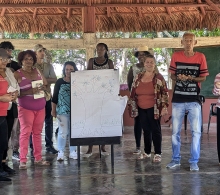 Exposición luego del trabajo en grupos sobre los beneficios de los árboles en el enfrentamiento al cambio climático