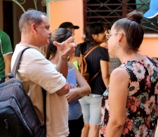 César Parra, representante del Centro Lavastida charla con Beatriz Lima
