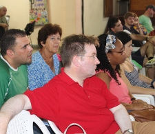 Matthew Ross, representante de Consejo Mundial de Iglesias (CMI) (al centro)