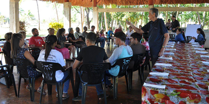 Durante el devocional dirigido por el pastor Samuel Hernández