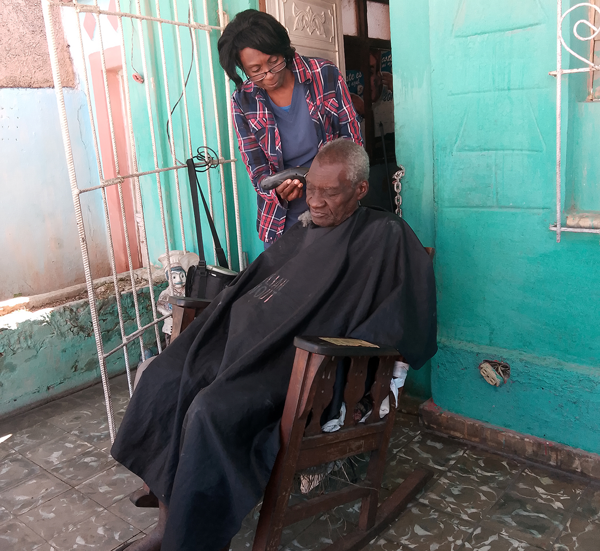 Nuestras especialistas, con paciencia y cariño brindan el servicio de pelado a los ancianos