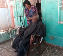 Nuestras especialistas, con paciencia y cariño brindan el servicio de pelado a los ancianos