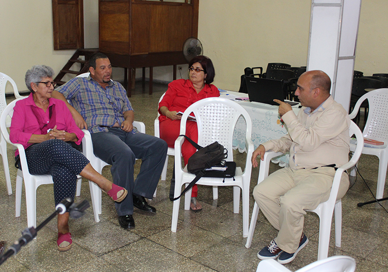A la derecha, Rev. Joel Ortega Dopico, Presidente del CIC