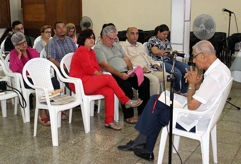 El Rev. Raimundo García Franco (derecha) dirigió el devocional