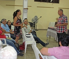 Durante la conferencia. De pie, Janettee García Cobas, coordinadora de proyectos y Dr. C. Juan Triana Cordovíora-de-proyectos-y-Dr.-C.-Juan-Triana-Cordoví