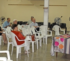 El Rev. Raimundo García Franco, fundador del CCRD-C (derecha), da inicio a la reunión ordinaria de la Junta Directiva