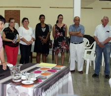 Directora Ejecutiva del CCRD-C, Lic. Rita M. García Morris (izquierda), presenta a los coordinadores del Centro (de pie)