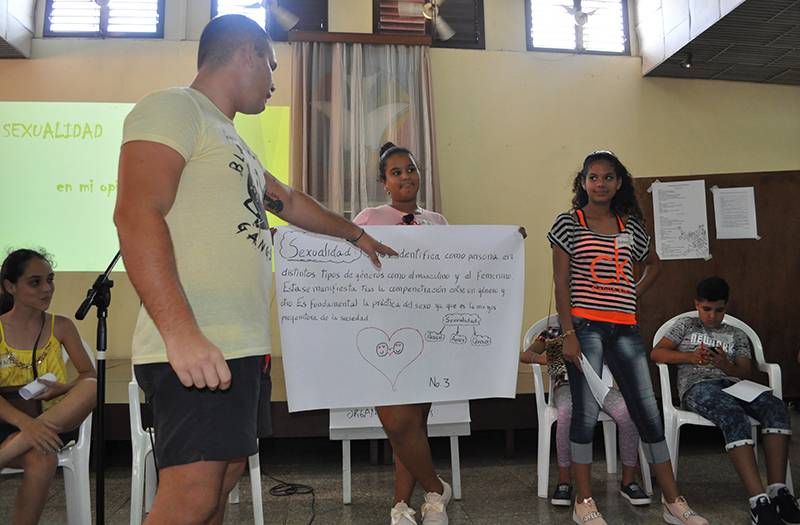 Adolescentes exponen el resultado de sus discusiones grupales
