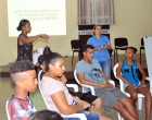 Valia Solís (de pie a la izquierda) y Maidenis Aguerreberre (de pie a la derecha) imparten tema a los participantes en el taller