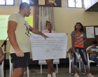 Adolescentes exponen el resultado de sus discusiones grupales