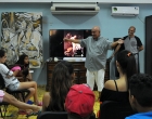 Diego Valdés, coordinador del CID (al centro) explica sobre la representación de la sexualidad en el arte.