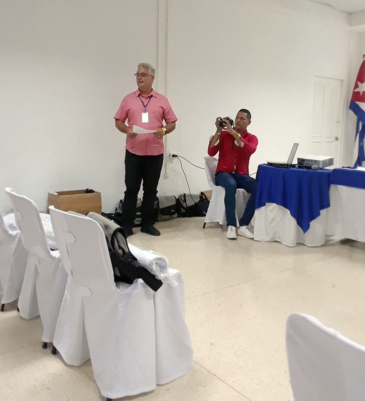 Luis M. Morales Álvarez,Coordinador de la Finca El Retiro, del CCRD-C, durante su presentación sobre el cultivo y uso de la flor de Jamaica