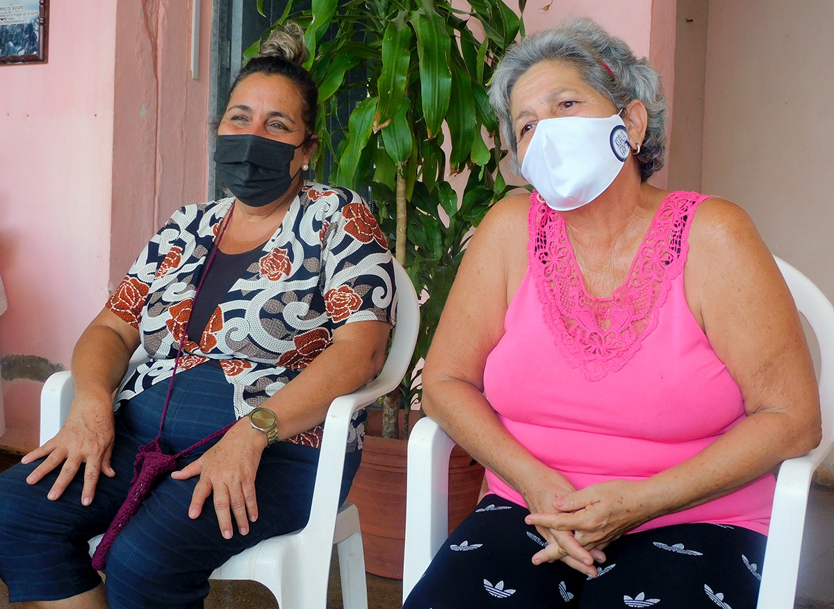 Yaquelín Chirino, directora de la escuela seminterna José Smith Comas (a la izquierda), ha dedicado buena parte de su labor a educar a niños con problemas sociales