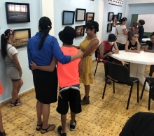 Disfrutaron de la exposición Vivir solo a un milímetro del agua del fotógrafo cardenense Antonio Nores