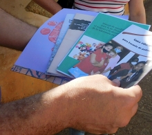 Entrega de folletos y materiales para el trabajo comunitario