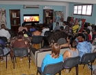 El público asiste a un audiovisual sobre Nelson Mandela