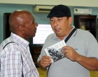 El pintor Jorge Sergio Rufín León (derecha), junto al intelectual Alberto Abreu, durante la exposición