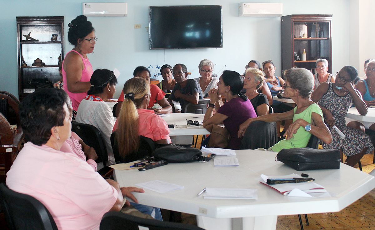 Los participantes intercambian sus experiencias como asistentes a domicilio