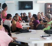 Los participantes intercambian sus experiencias como asistentes a domicilio
