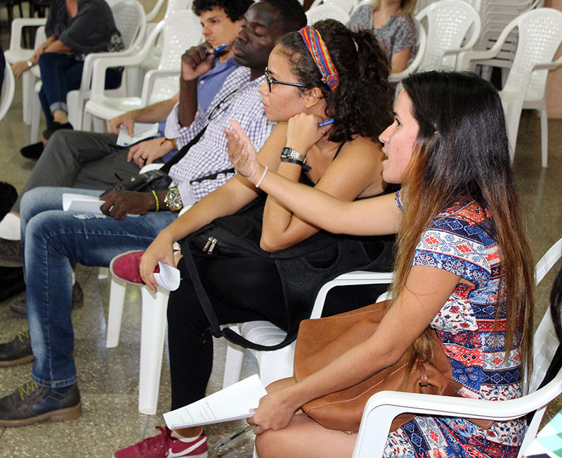 Intelectuales asistentes al Taller debaten sobre el proyecto constitucional