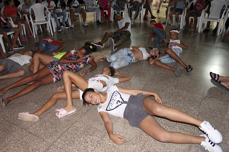 A representar la coreografía de Thriller