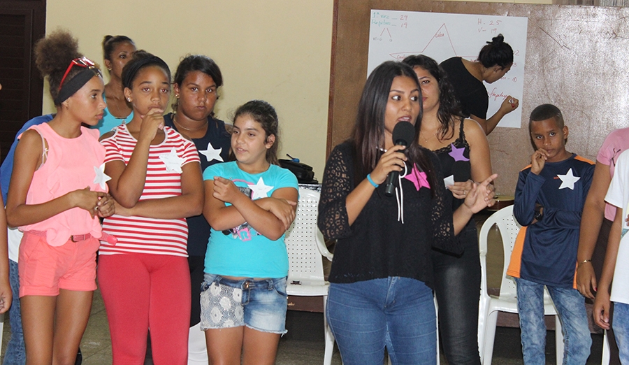 Claudia Catalá Solis (con el micrófono), estudiante de psicología, organiza el trabajo en grupos de los adolescentes