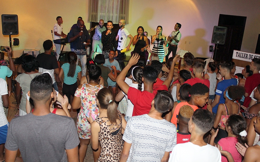 El grupo musical Blend trajo, aparajadas a sus interpretaciones, baile y diversión